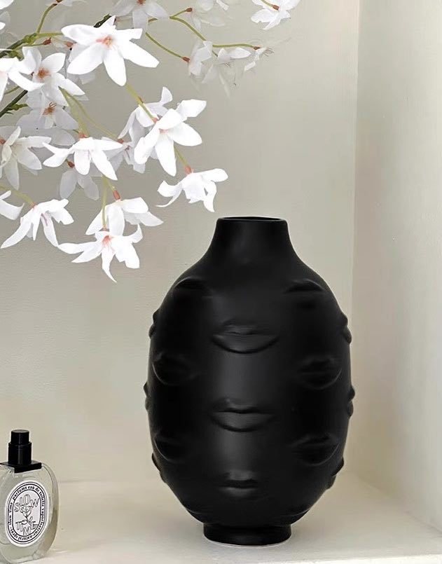 Lip Vase – Modern Abstract Ceramic Flower Centerpiece