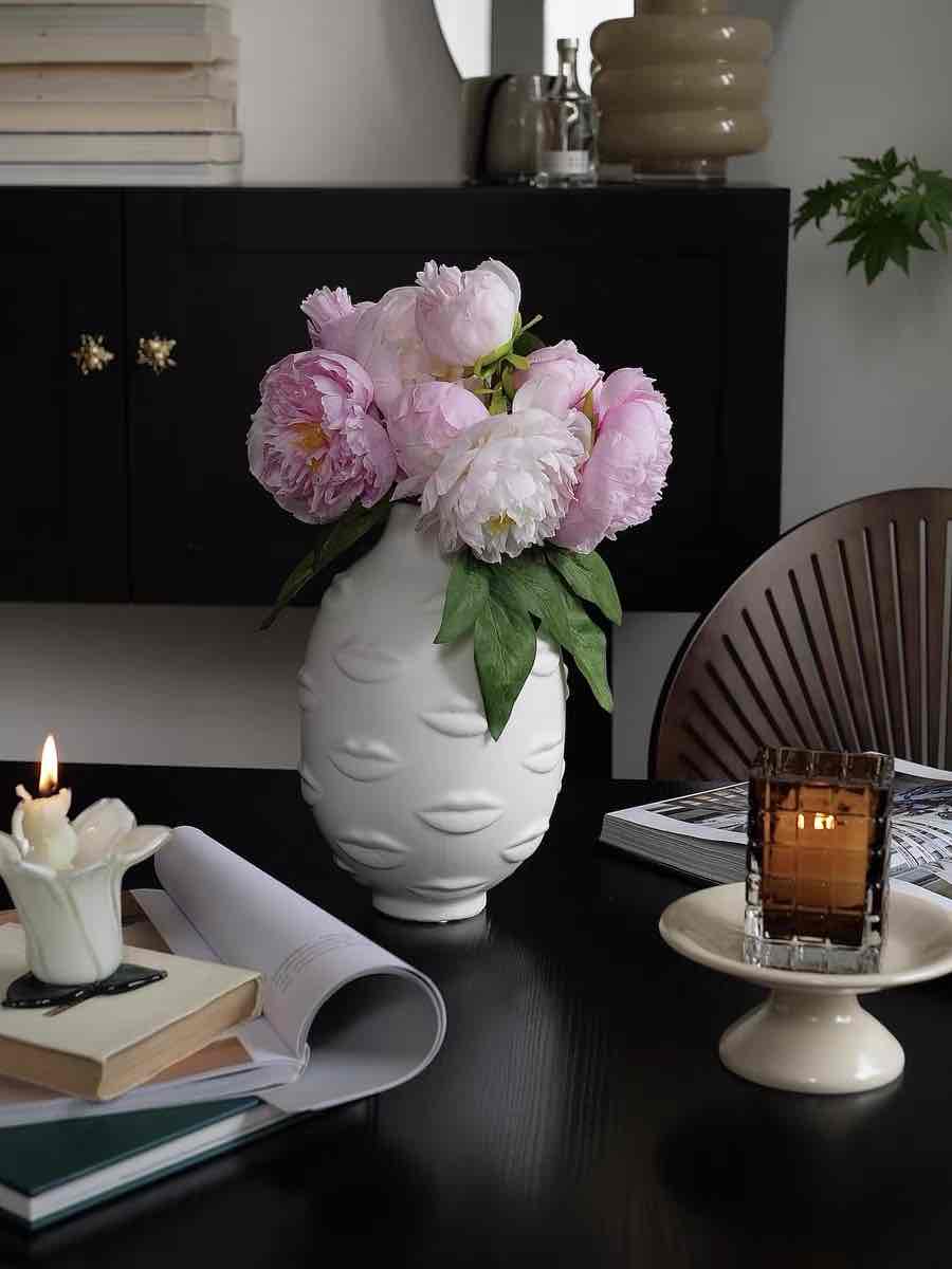 Lip Vase – Modern Abstract Ceramic Flower Centerpiece