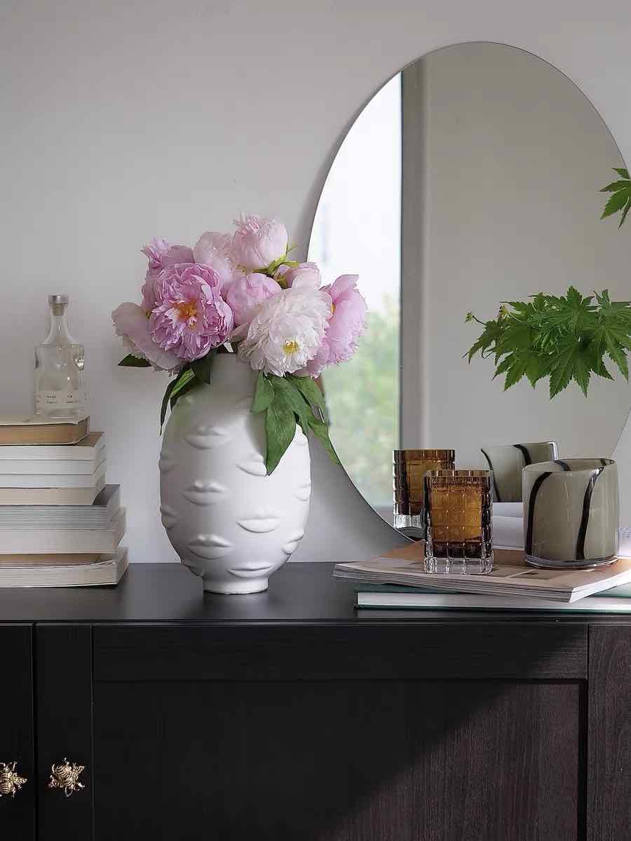Lip Vase – Modern Abstract Ceramic Flower Centerpiece