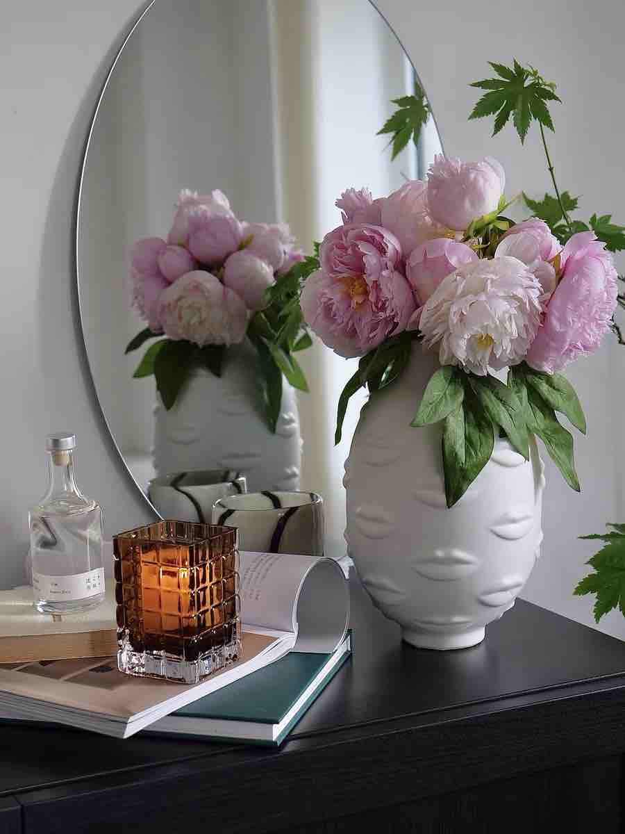 Lip Vase – Modern Abstract Ceramic Flower Centerpiece